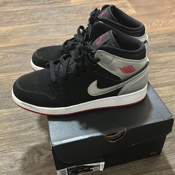 SOLD!! SIZE 7 Youth AIR JORDAN MID (GS) - Picture 1 of 7
